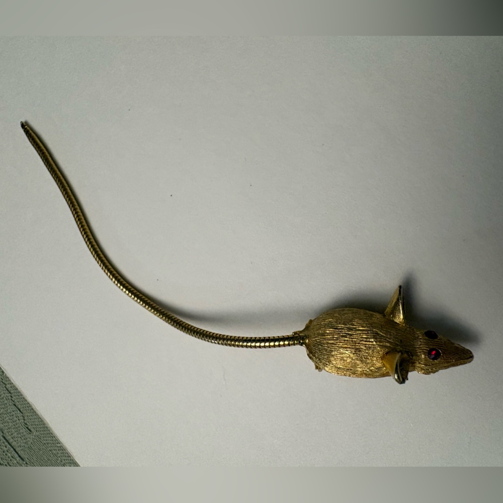 Vintage 70s Children’s Gold Mouse Pin w/ Red Eyes and Long Tail Costume Jewelry - Picture 12 of 12